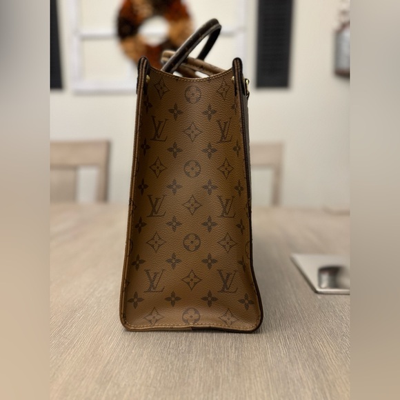 LV On the Go MM Reverse Monogram - Picture 5 of 10